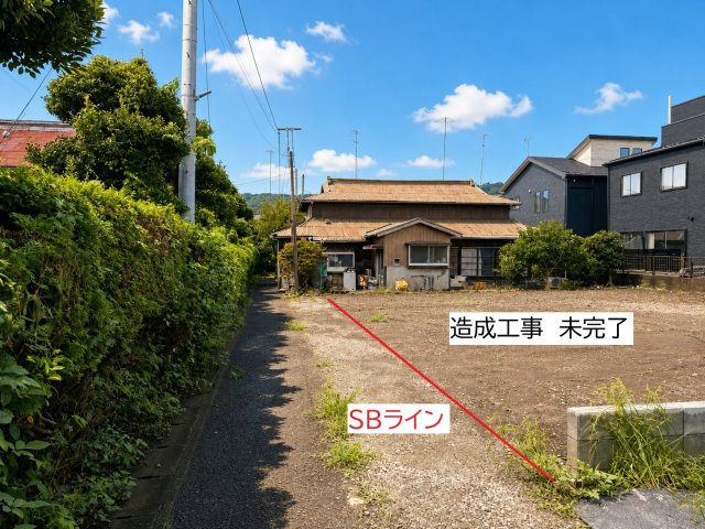 愛川町中津　建築条件なし売地の前面道路含む現地写真|北東側から撮影　幅員約3.27ｍ　土地間口約14.73ｍと広々