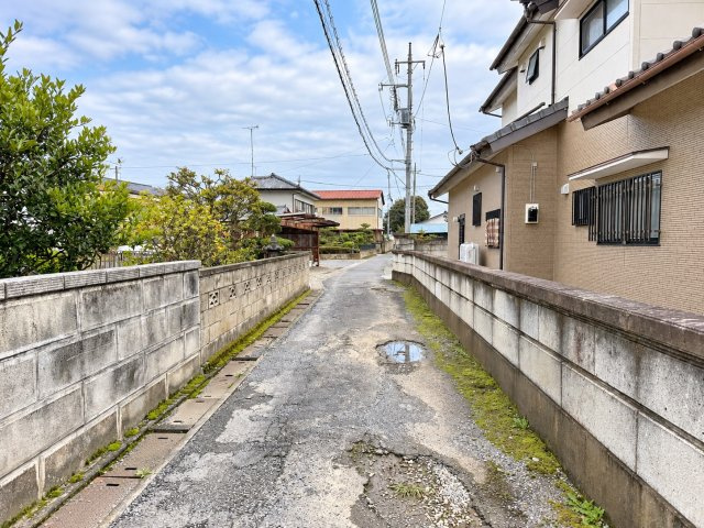 駅歩3分の平屋物件×家庭菜園可能な南庭付き　栃木市大塚町の前面道路含む現地写真