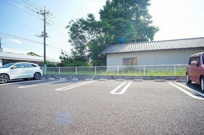 【駐車場】 | マーベラスキキ　Ａ | 車をお持ちの方に嬉しい駐車場付きの物件です