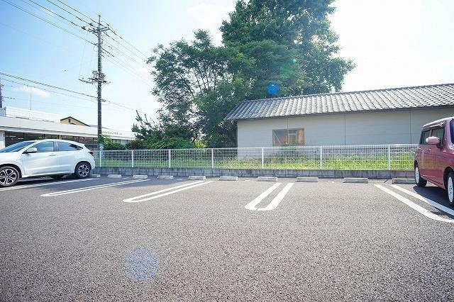 【駐車場】 | マーベラスキキ　Ａ | 車をお持ちの方に嬉しい駐車場付きの物件です