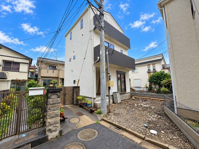 【仲介手数料無料川口市安行領根岸36番―新築分譲住宅―限定1棟の前面道路含む現地写真|閑静な住宅街に位置しているため、緑を眺めながら贅沢な時間をお過ごしいただけます。雰囲気の良い緑道はジョギングや毎日のお散歩コースにぴったりです。