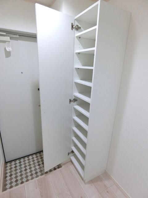 ハーミットクラブハウス片倉町の玄関