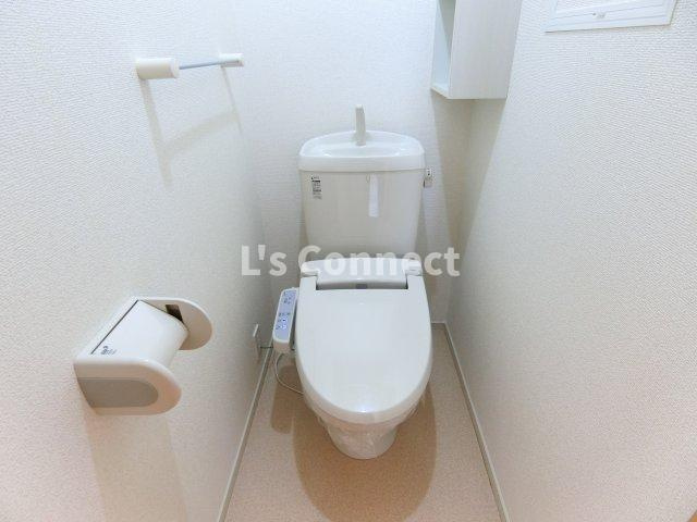 【トイレ】 | メゾン　かつまた　北棟 | 温水洗浄便座付きのトイレ。