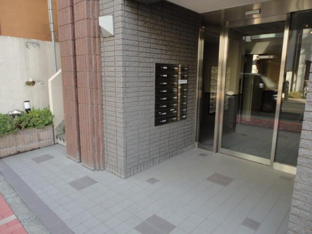 エルラッソ入谷のエントランス