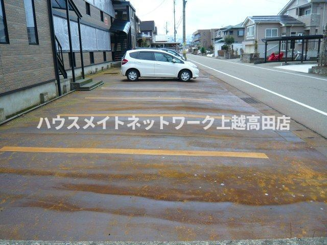ハイツ２５の駐車場|消雪付駐車場