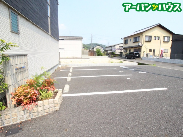 パシフィコ ノヴァ B棟の駐車場