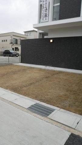 ブルーポアールの駐車場