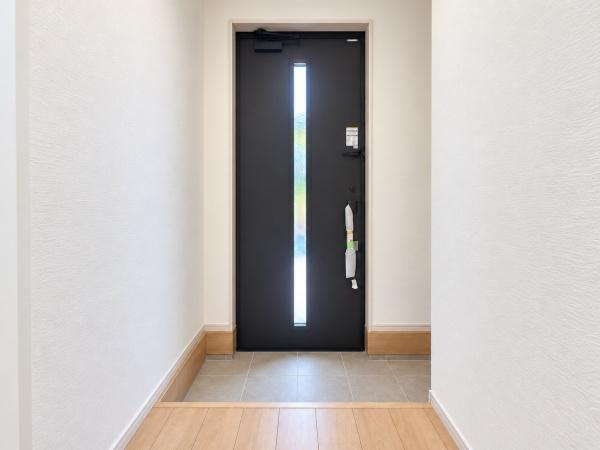 横浜市金沢区富岡西１丁目の新築一戸建の玄関|収納豊富な玄関です。
この明るい玄関が気持ちよく家族を迎え入れます♪