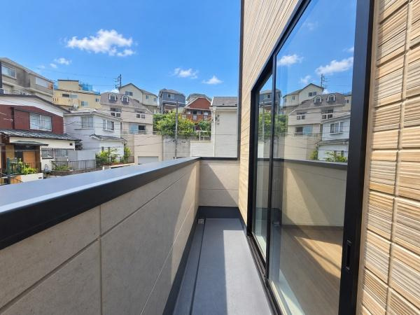 横浜市金沢区富岡西１丁目の新築一戸建のバルコニー|陽当り良好のバルコニー！
風通しもよく気持ちいいです