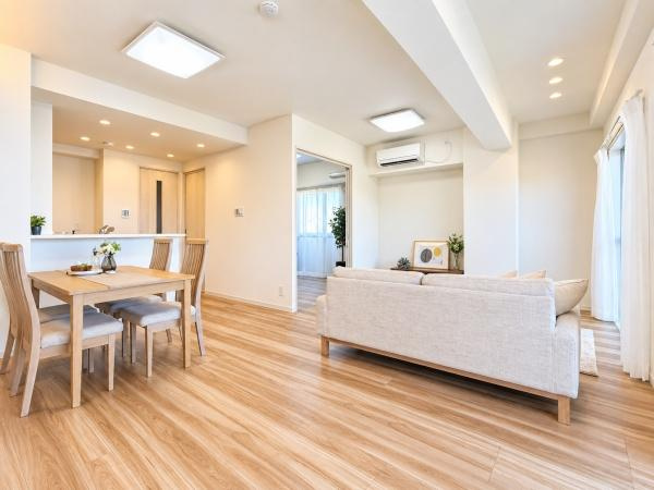 レクセル保土ケ谷の居間・リビング|家族が自然と集まるリビングは
落ち着きのある空間です♪
