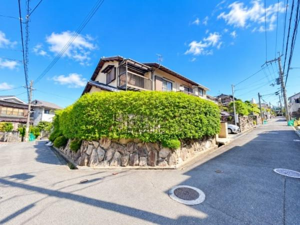 寝屋川市 成田東町　中古 一戸建ての前面道路含む現地写真