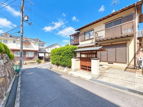 寝屋川市 成田東町　中古 一戸建ての前面道路含む現地写真