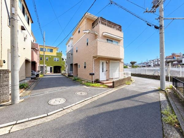 横浜市港南区日野５丁目の中古一戸建の前面道路含む現地写真