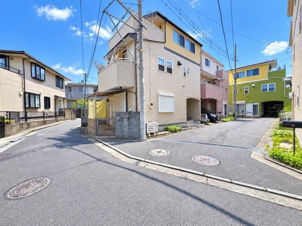 横浜市港南区日野５丁目の中古一戸建の前面道路含む現地写真