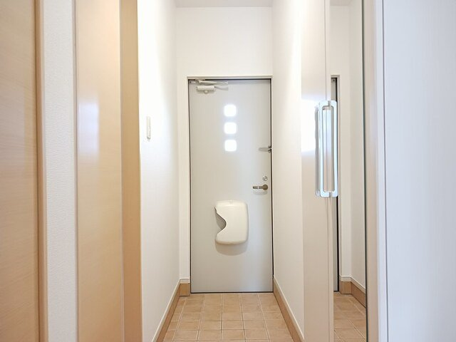 富山市婦中町笹倉のアパートの玄関