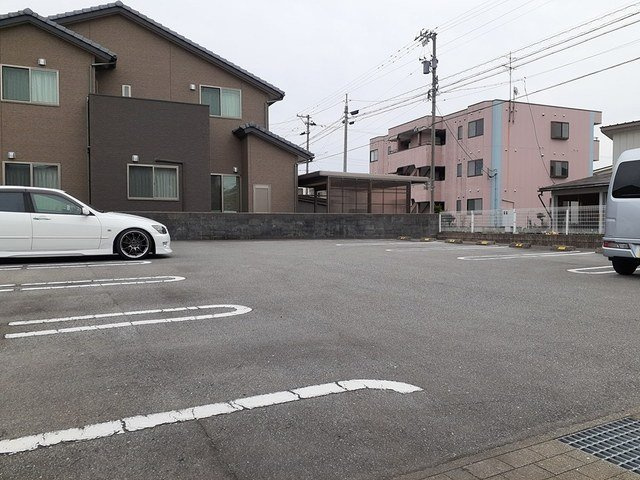 富山市婦中町笹倉のアパートの駐車場