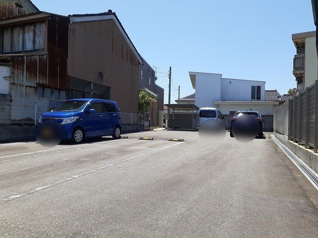 富山市清水町８丁目のアパートの駐車場