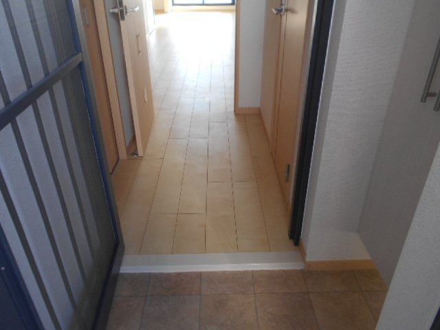 レジデンス西川の玄関