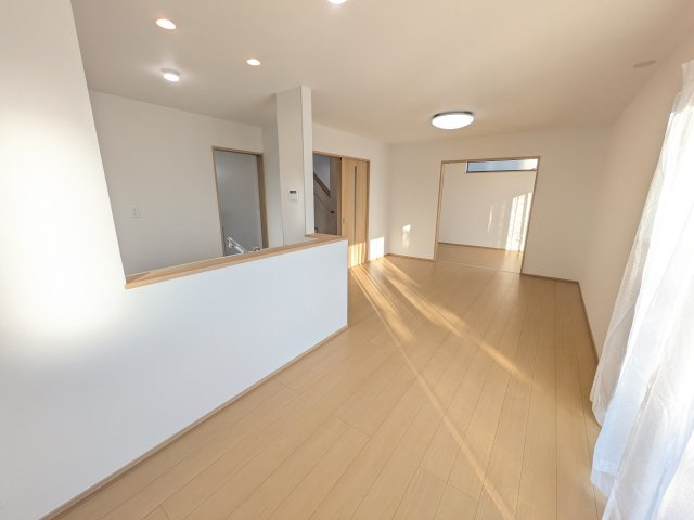 ひたちなか市三反田3485番　新築戸建て　A号棟の居間・リビング|家族の会話が自然と弾む、広々としたゆとりのLDK。南向きの窓からたっぷりの光が射し込む明るく快適な空間です。
