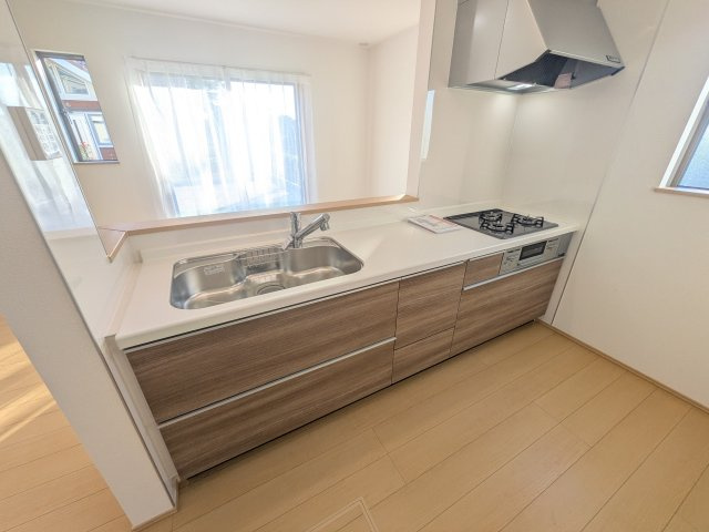 ひたちなか市三反田3485番　新築戸建て　A号棟のキッチン|対面式カウンターでリビングとの一体感を演出。使いやすい動線と豊富な収納で、毎日の料理時間も快適に過ごせます。