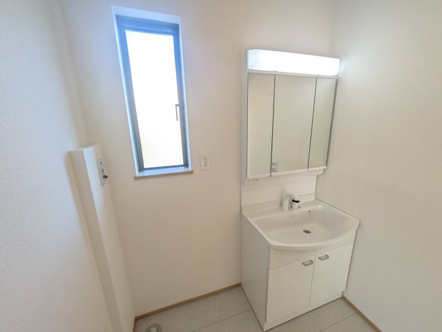 ひたちなか市三反田3485番　新築戸建て　A号棟の独立洗面台|三面鏡の洗面化粧台はミラー扉の内側がすべて収納スペースになっており、収納力も魅力的です♪
ボックスティッシュも収納可能で、可変トレイは収納物に応じて高さ調整ができます！
取り外して洗えるので清潔です♪