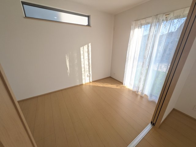 ひたちなか市三反田3485番　新築戸建て　A号棟の洋室|リビングと繋がる多目的スペース。引き戸を開ければ広々LDK、閉じれば客間や書斎、お子様の遊び場に早変わりします。