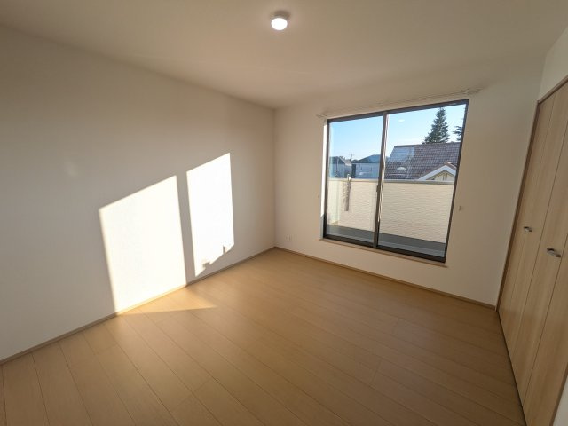 ひたちなか市三反田3485番　新築戸建て　A号棟の洋室|バルコニーに面した２面採光で明るく開放的な洋室です♪