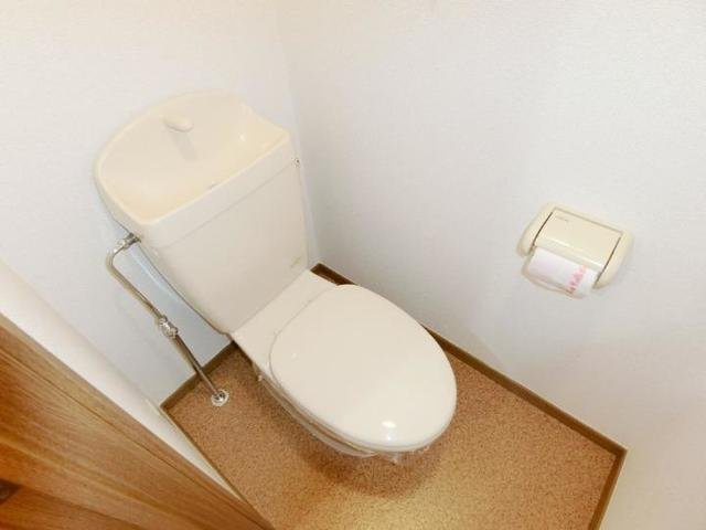 メゾン・リーブルのトイレ|ゆったりとした空間のトイレです