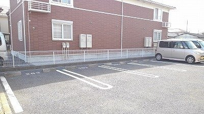 ルミエール弐番館の駐車場