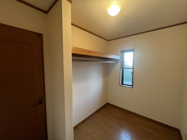 酒田市東泉町一丁目　中古住宅の洋室