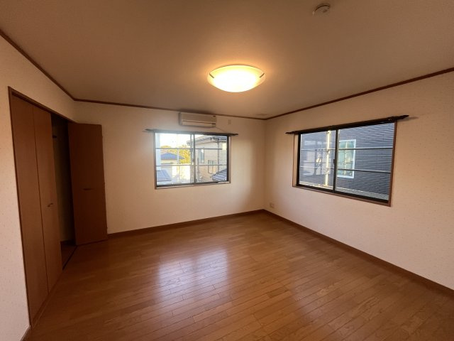 酒田市東泉町一丁目　中古住宅の洋室