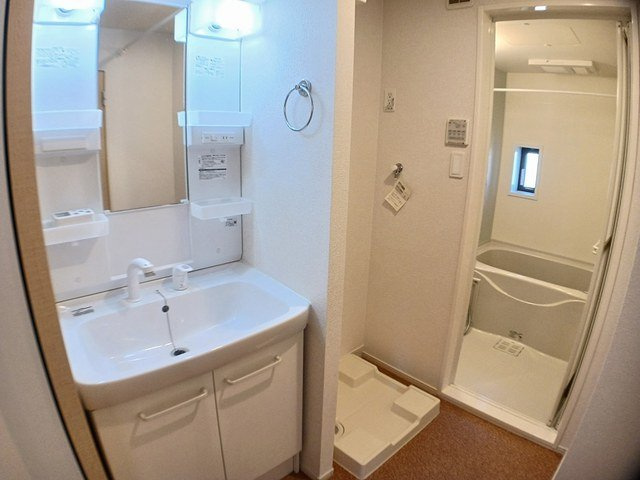 モアニ　ケアラ　エカヒの洗面所|ゆったりとスペースのある洗面所