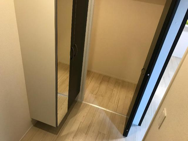 パレス　デ　グランデの玄関|大きい下駄箱と収納がある玄関