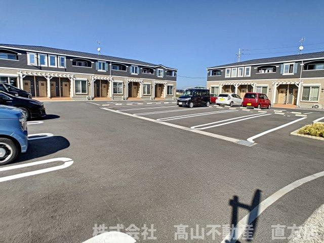 直方市大字感田のアパートの駐車場