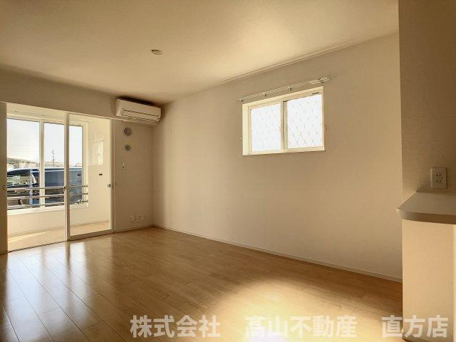 直方市大字感田のアパートの居間・リビング