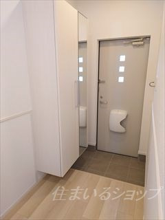 リバイドの玄関|ミラー付き大型シューズボックス