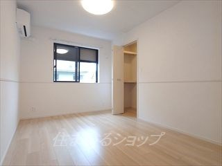 リバイドの寝室|寝室にもエアコンあり