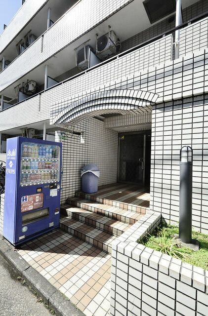 横浜市港北区菊名７丁目の賃貸マンションのエントランス