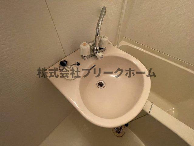 三鷹市井口１丁目のアパートの洗面所