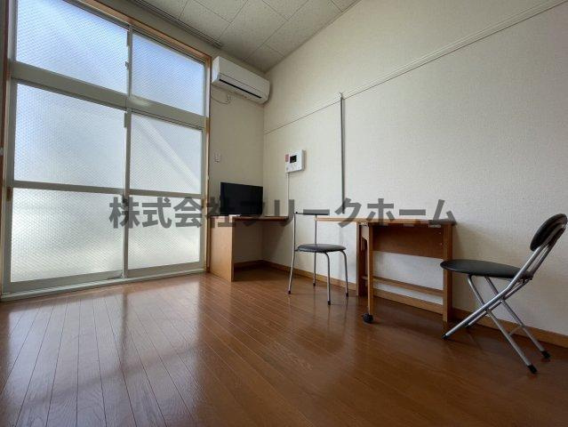 三鷹市井口１丁目のアパートの居間・リビング