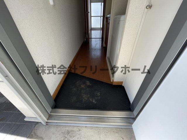 三鷹市井口１丁目のアパートの玄関