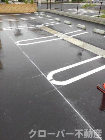 ルミナスの駐車場