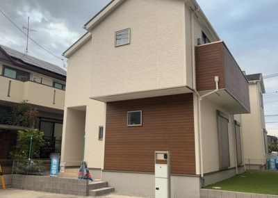 【外観】 | 原宿南新築戸建 | 2025年12月築の木造2階建て新築戸建です。土地面積152.26平米、建物面積105.57平米のゆとりある敷地構成。洗練されたデザインの外観が魅力的で、開発分譲地内のきれいな街並みに調和します。