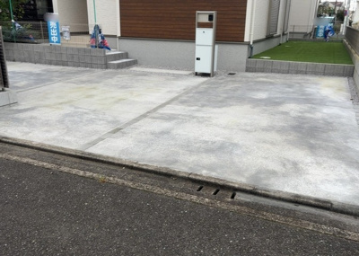 【駐車場】 | 原宿南新築戸建 | 敷地内には2台分駐車可能な平坦なカースペースをご用意しております。セカンドカーの所有や来客時にも便利にご利用いただけます。またバイク置場や駐輪スペースとしても活用しやすいスペース設計です。