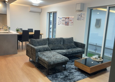 【居間・リビング】 | 原宿南新築戸建 | 天井が高く設計された17帖のLDKは、伸びやかな空間が魅力です。家族が集うリビングダイニングは日当り良好で風通しもよく、一年中心地よい居心地を提供します。家族のコミュニケーションも自然と弾みます。