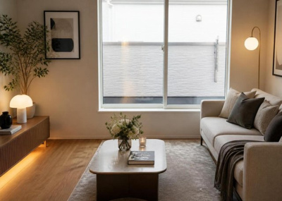 【子供部屋】 | 原宿南新築戸建 | 2階にある5.2帖の洋室は、お子様の勉強部屋や遊び場として使いやすい間取りです。クローゼット完備で学用品や衣類も整理しやすく、内出中学校（徒歩15分）への通学圏内で子育て環境も整っています。