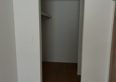 【収納】 | 原宿南新築戸建 | 2階の8.0帖洋室などに備えられたウォークインクローゼットは、ハンガーパイプや棚板付きで服や荷物をたっぷり収納可能です。衣類をまとめて管理できるため、お部屋を常に広くすっきりと保てます。