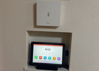 【セキュリティ】 | 原宿南新築戸建 | 訪問者の顔を室内から一目で確認できるTVモニタ付インターホンを標準装備しています。留守中の来客確認や不審者の防犯対策にも役立ち、一人でのお留守番や夜間の来訪時にも安心感をもたらす防犯設備です。