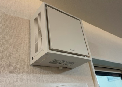 【冷暖房・空調設備】 | 原宿南新築戸建 | 住まい全体には24時間換気システムが導入されており、常にクリーンな空気を循環させることができます。さらに全居室複層ガラスが採用されているため、夏は涼しく冬は暖かい空気環境を保ちます。