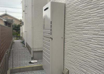 【発電・温水設備】 | 原宿南新築戸建 | 給湯には都市ガスを利用した高効率なガス給湯設備を採用しています。お風呂の追焚機能やキッチンへの給湯もスムーズで、家族全員の温水利用を経済的かつ快適にサポートする生活設備が整っています。